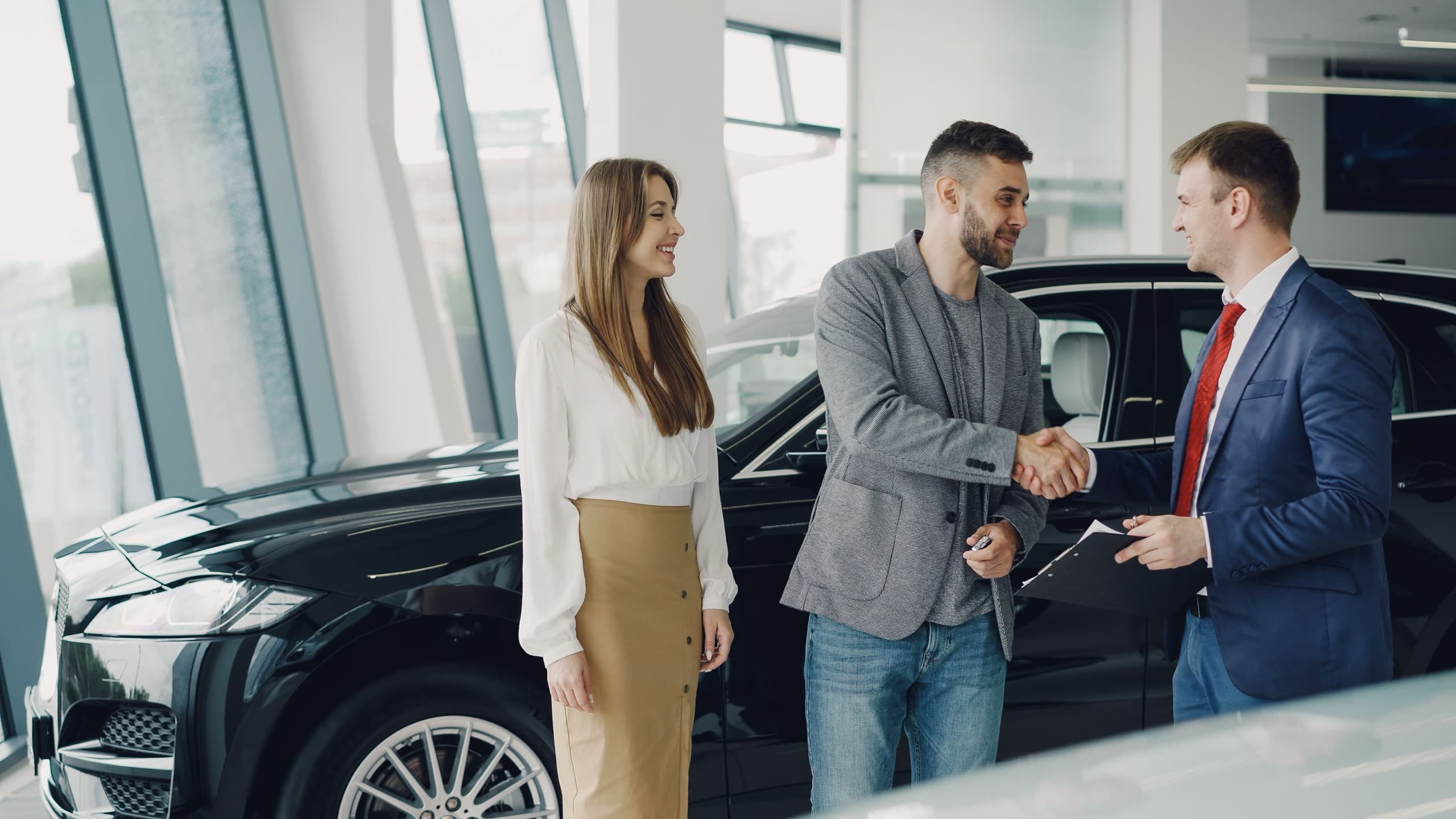 Autoverkauf in Kommission: Händedruck im Autohaus