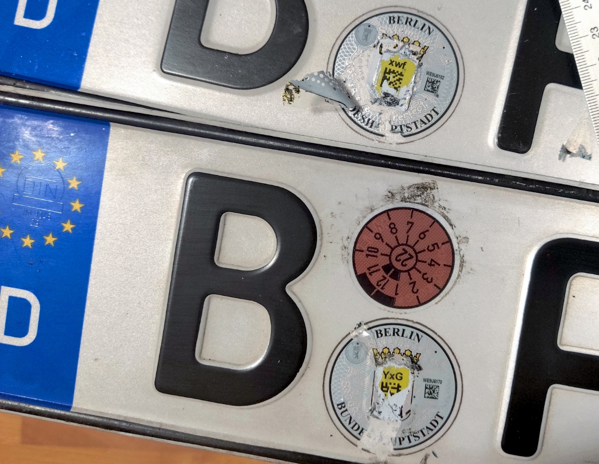 Sicherheitscodes auf Kennzeichen